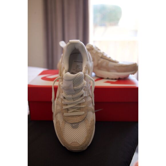 V2K Run Sneaker (Women) 8.5 - Picture 2 of 5